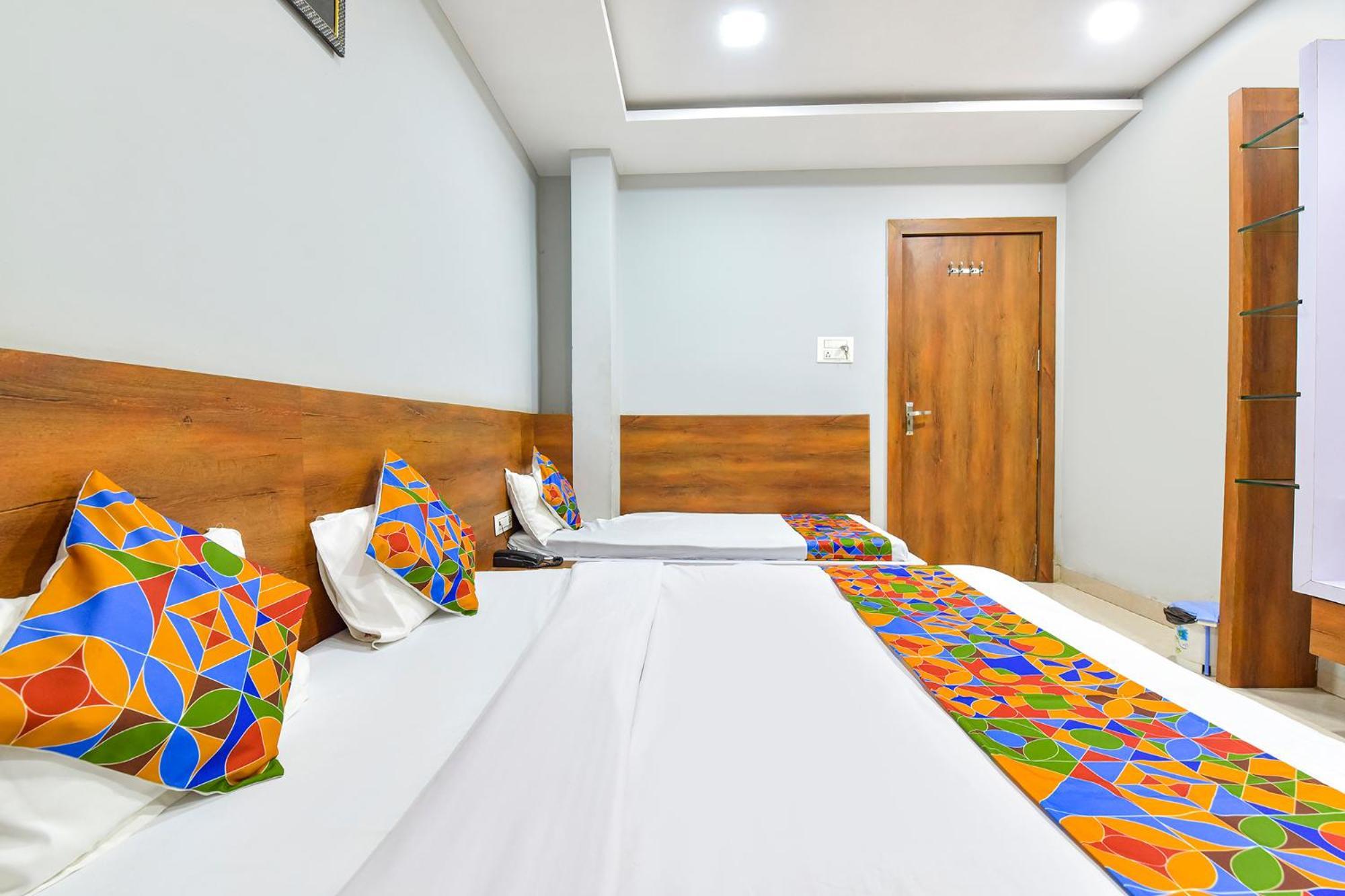 Hotel Raghumani Palace Ujjain Exterior foto